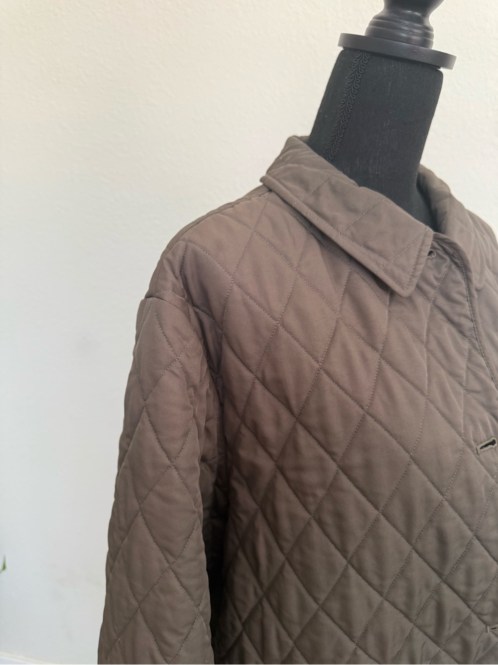 Burberry Women's Quilted Barn Jacket in Olive Green - Picture 5 of 16
